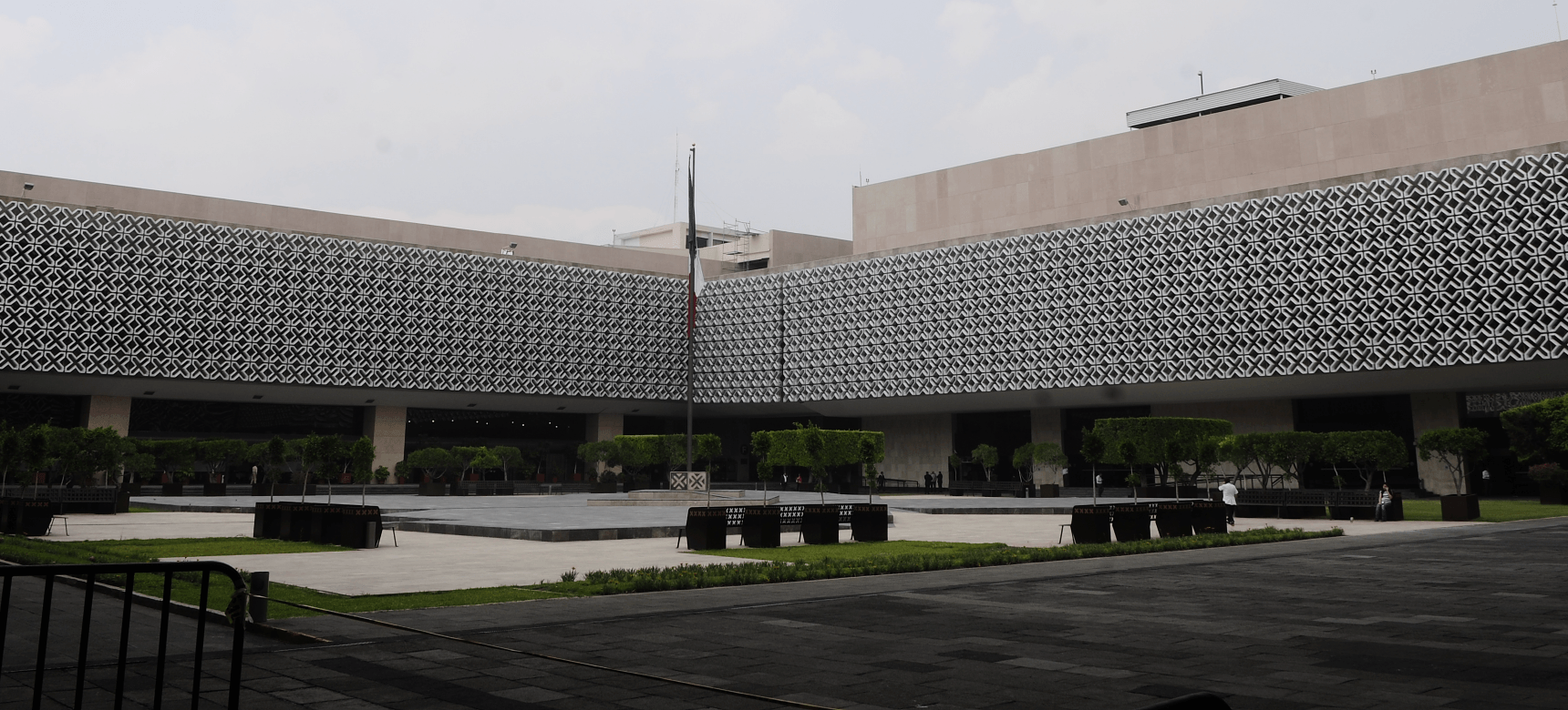 Fachada de la Plaza de los Constituyentes inspirada en la arquitectura maya